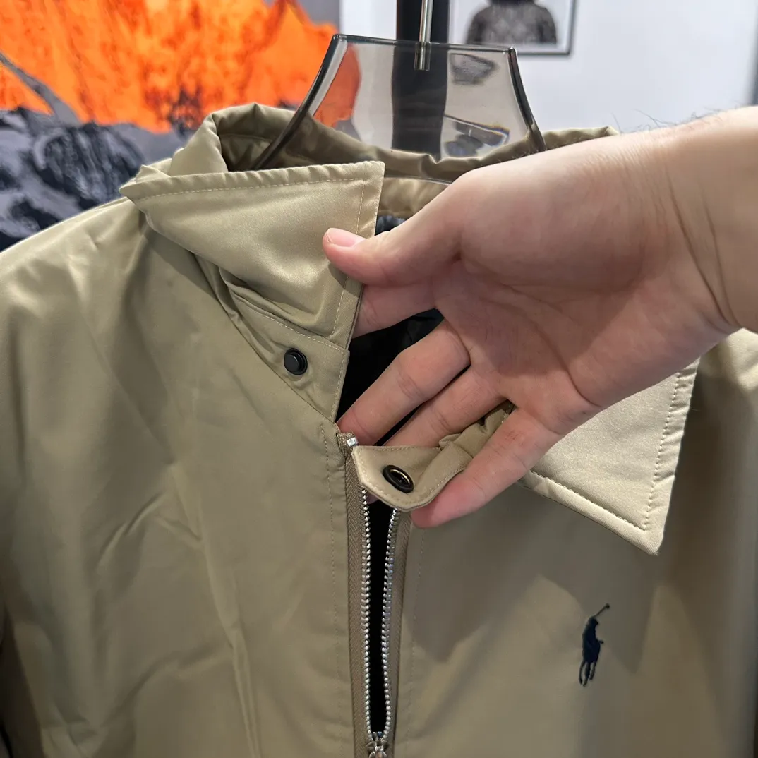 P370 #R44 Ralph Lauren veteran Harrington lapel jacket cotton winter old money style cotton jacket, same style for men and women. Classic fit design, retro windproof cotton jacket, button collar, embroidered pony logo on the chest, elastic cuffs elastic band hem collar zipper windproof design perfect fusion of casual style and street trend elements, very suitable for neutral wear. The fabric texture of cotton clothing is very good and comfortable to wear. It is a very versatile and trendy winter item. Developed from the original version, 100% pure cotton fabric and exquisite embroidery, buy with confidence, retro will never go out of style!  Color Black Navy Khaki Size: S M L